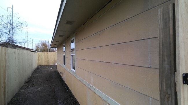 Building Photo - 7667 Avon Park Blvd