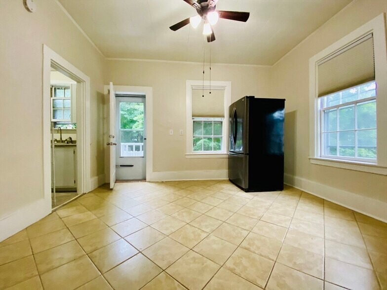 Building Photo - 18 Montvale Ave