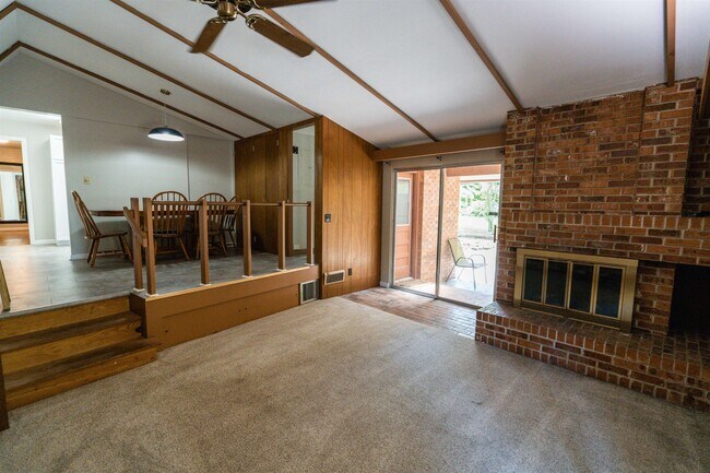 Building Photo - 2103 Evergreen Dr