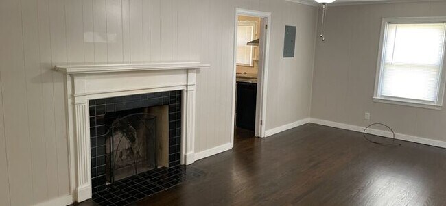 Building Photo - 2 bedroom 1 bath renovated pet friendly home