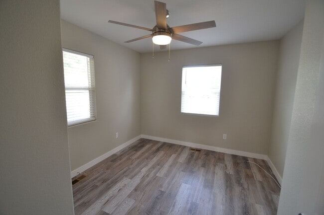 Building Photo - Beautiful 3 Bed 2 Bath with AC!