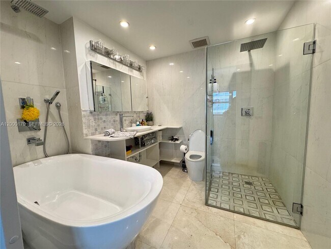 Building Photo - 10185 Collins Ave