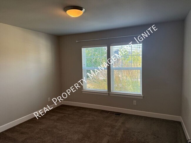 Building Photo - 451 NE Oak Ave