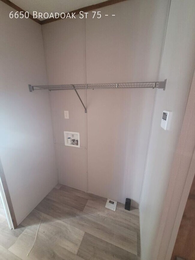 Building Photo - 6650 Broadoak St