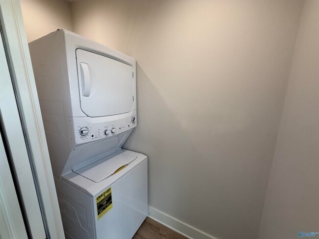 Building Photo - 14 Walnut St NE