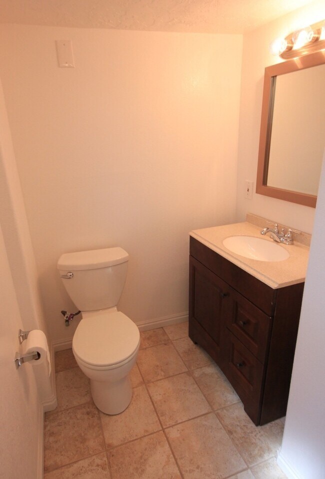Building Photo - Cute 2 Bed/1 Bath Basement Apartment super...