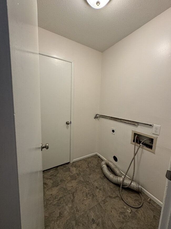 Building Photo - 2 Bedroom, 1 Bathroom, Upstairs unit with ...