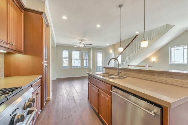 Building Photo - WOW! GREAT HOME! Mountain View!