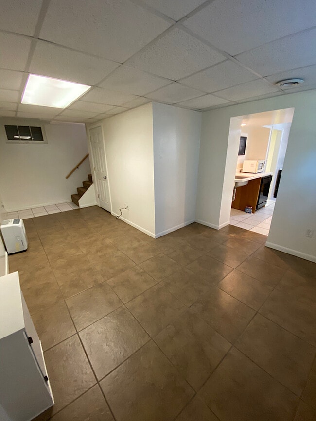 Building Photo - 714 N Van Buren St