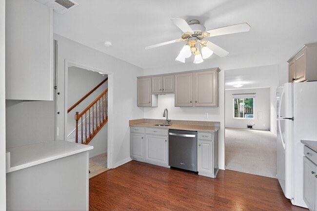 Building Photo - Charming End-Unit Townhome in Sought-After...