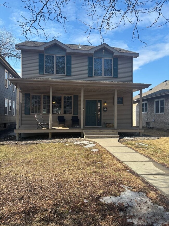 Building Photo - Lots of Rooms