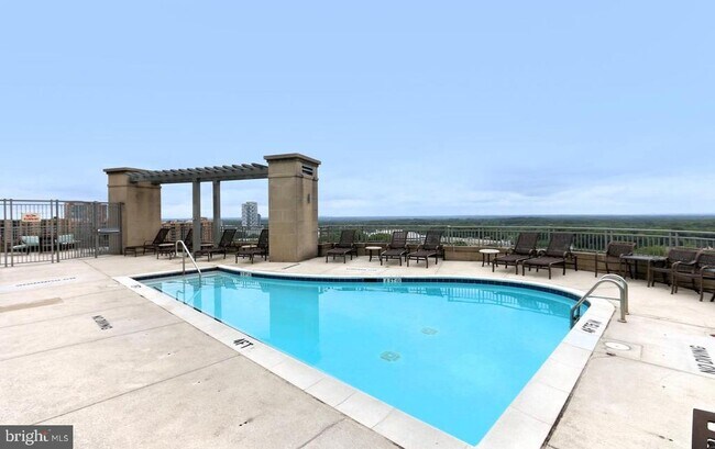 Building Photo - 8220 Crestwood Heights Dr