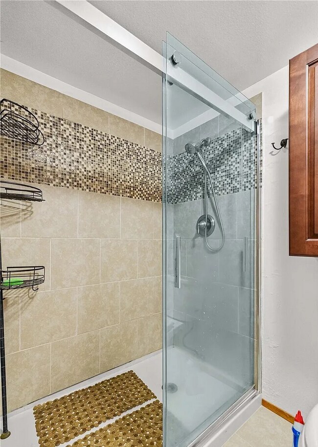 Building Photo - Oakbrook Country Club Condominium (2bedroom)! Apply Today