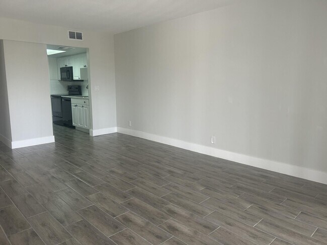 Building Photo - 1500 Crescent Cir