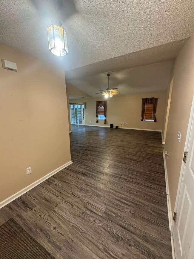 Building Photo - Charming and Spacious 3BR 2BA Home w/ Full Kitchen Suite + Garage + Optional Boat Launch Access i...