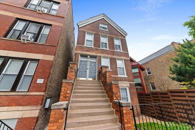 Building Photo - 1839 N Hermitage Ave