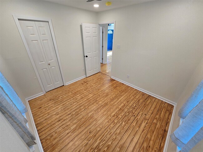 Building Photo - 914 Avenue K