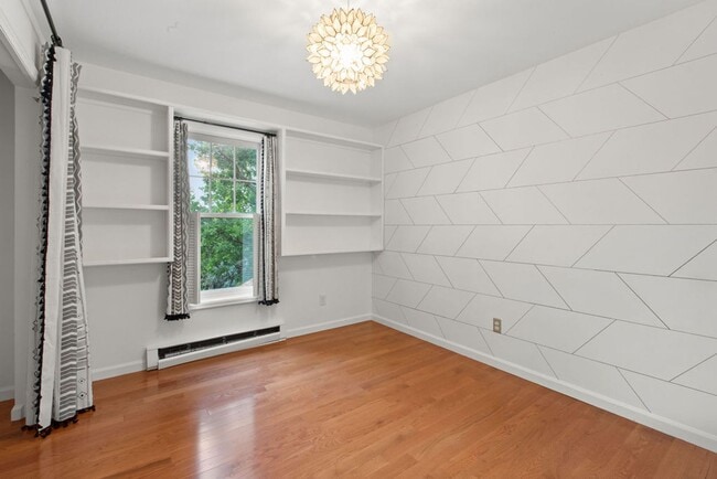 Building Photo - Rare Find in Kensington South – Park Views...
