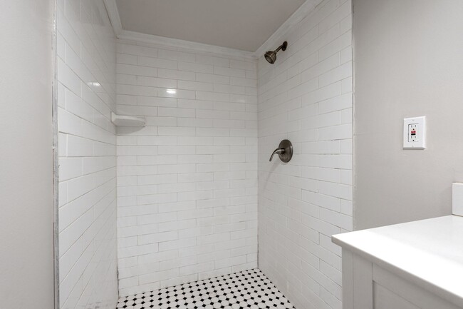 Building Photo - Charming 1 Bedroom, 1 Bath Home Minutes Fr...