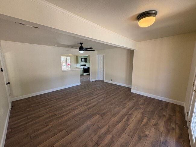 Building Photo - 1085 E Academy Ave