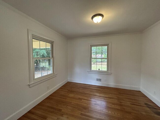 Building Photo - 203 Oak Leaf Dr