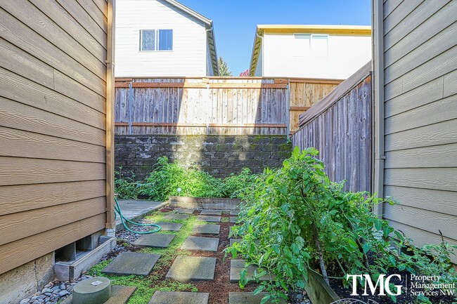 Building Photo - Lovely 3 Bed 2.5 Bath Home in Minnehaha Neighborhood!