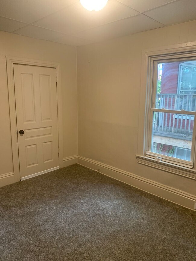 Building Photo - Spacious Renovated 5 Bed 1.5 Bath House- Y...
