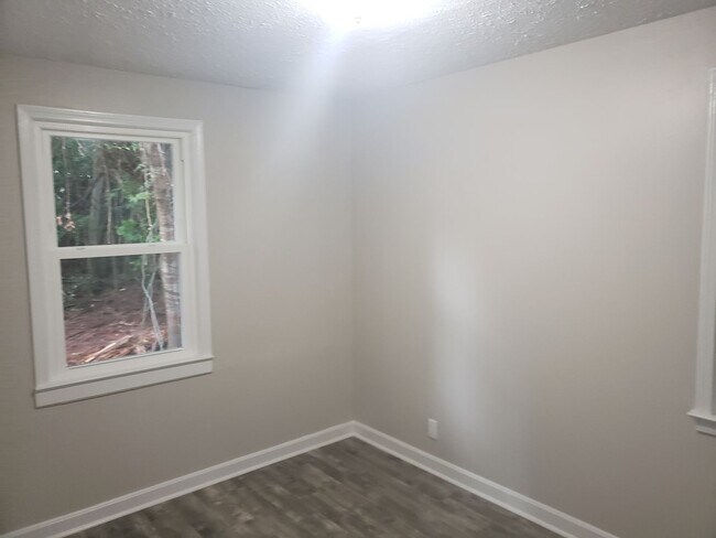 Building Photo - NEWLY RENOVATED 2 BEDROOM 1 BATH UNIT IN A...