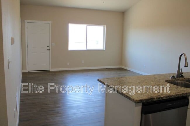 Building Photo - 318 W Coral Dr