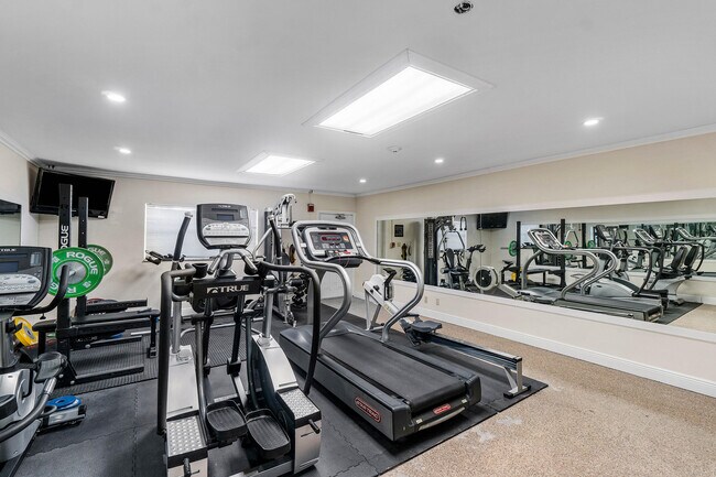 Building Photo - 1160 Hillsboro Mile