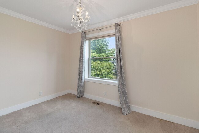 Building Photo - OAKLEY - Stunning executive tudor