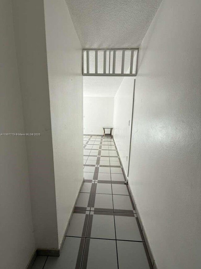 Building Photo - 2498 SW 17th Ave