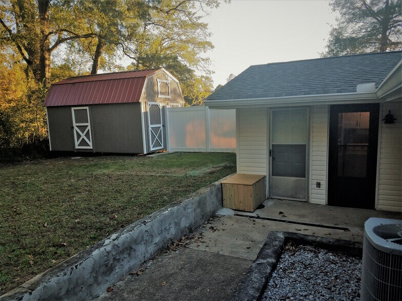 Private backyard and storage shed access - 1822 A, Lela Lane