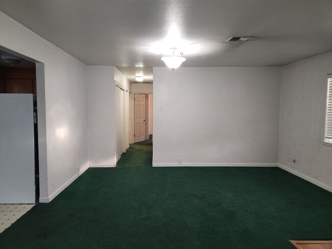 Building Photo - 3-bedroom 1 bath Single Level House