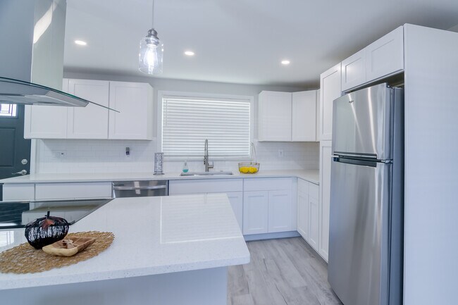 Building Photo - 6443 Lomand Ave