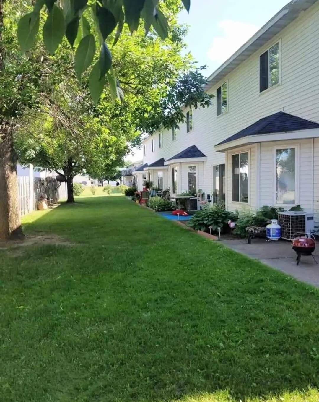 Nice backyard - 2425 Bostrom Ct