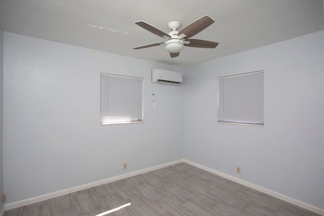 Building Photo - Move-In Ready 3/2 with Driveway & Backyard...