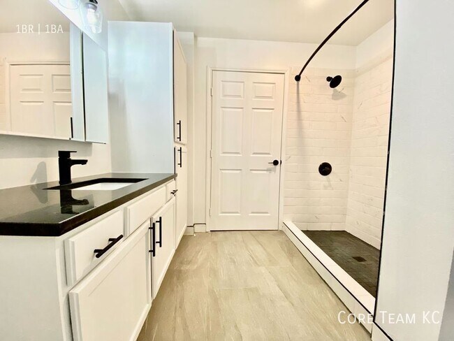 Building Photo - 202 W 5th St