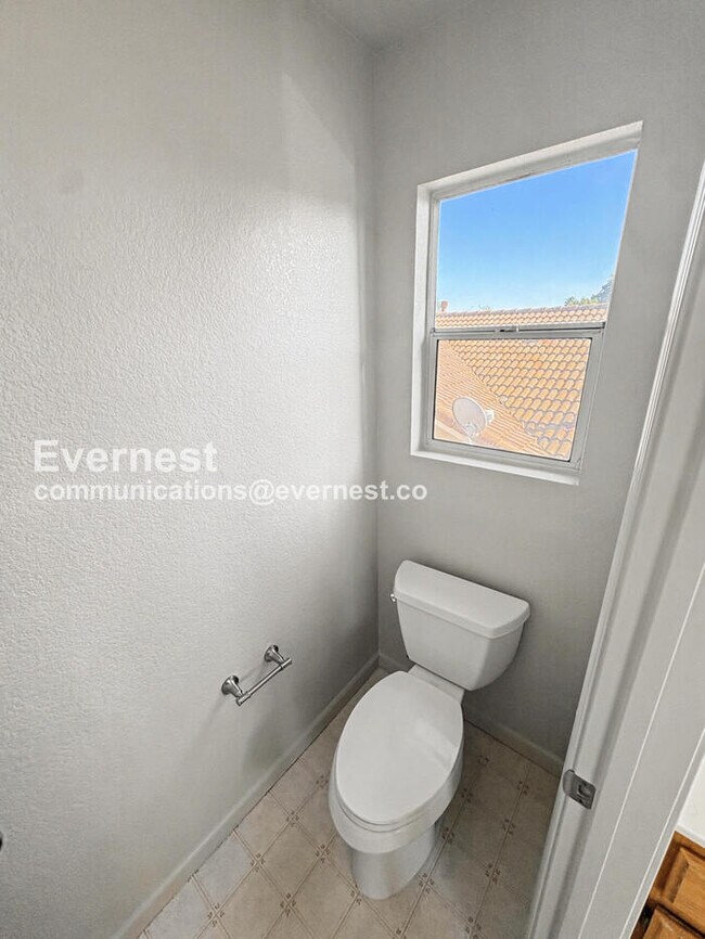 Building Photo - 4 Bed, 3 Bath Home with Garage / Pet-Friendly / Vouchers Accepted / Available Now!