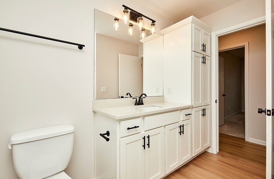 Building Photo - 409 SW Ash Dr