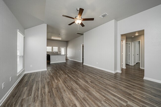 Building Photo - 623 Hollyhock Dr