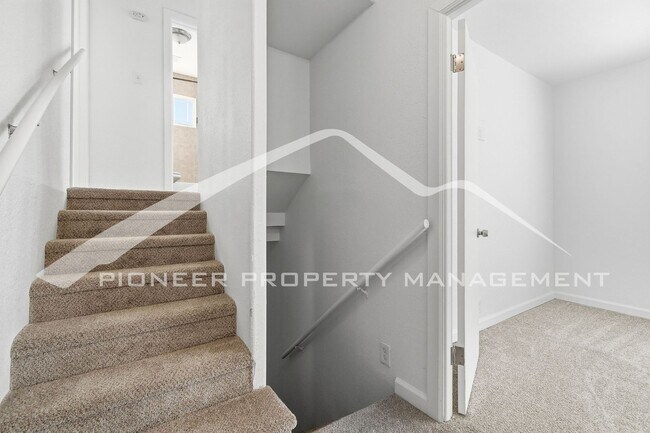 Building Photo - Charming Home with Central AC and Washer/Dryer