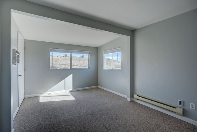 Building Photo - 2 Bedroom, 1 Bath Home For Rent in Diamond Valley!