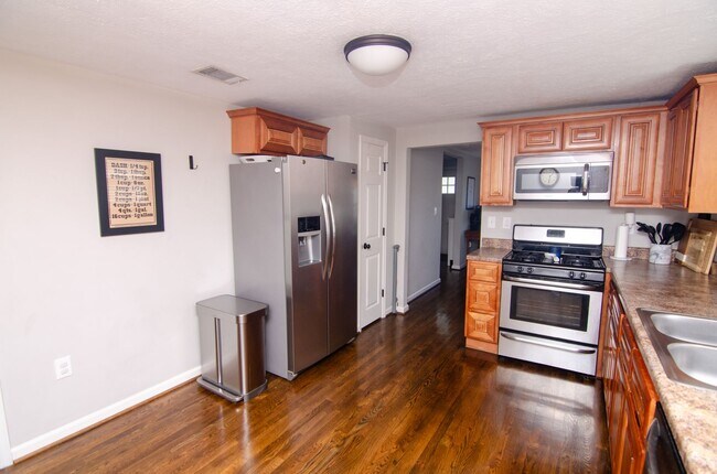 Building Photo - Quaint Single Family Home