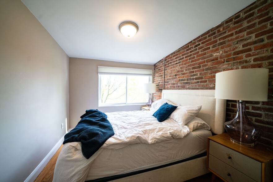 Building Photo - 23 Linwood St