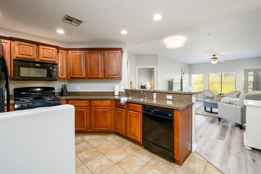 Building Photo - 5350 E Deer Valley Dr