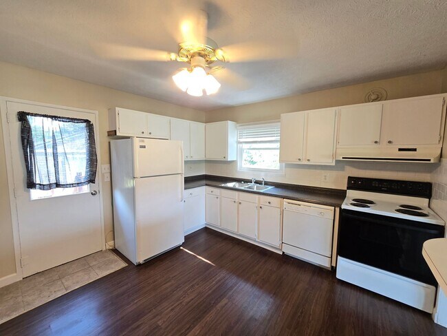 Building Photo - YOU CAN STOP YOUR SEARCH! Jeffersontown / Jtown Rental with 3 Bedrooms, 1 Full Baths, Ranch, 1 Ca...