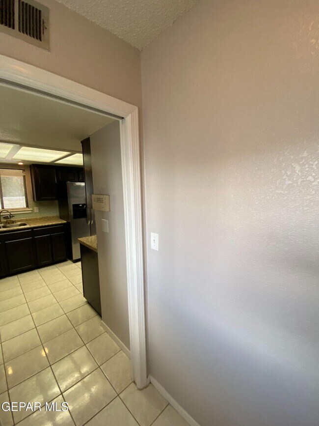 Building Photo - 6721 El Parque Dr