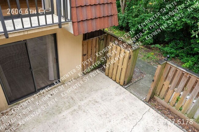 Building Photo - 2606 6th Ct