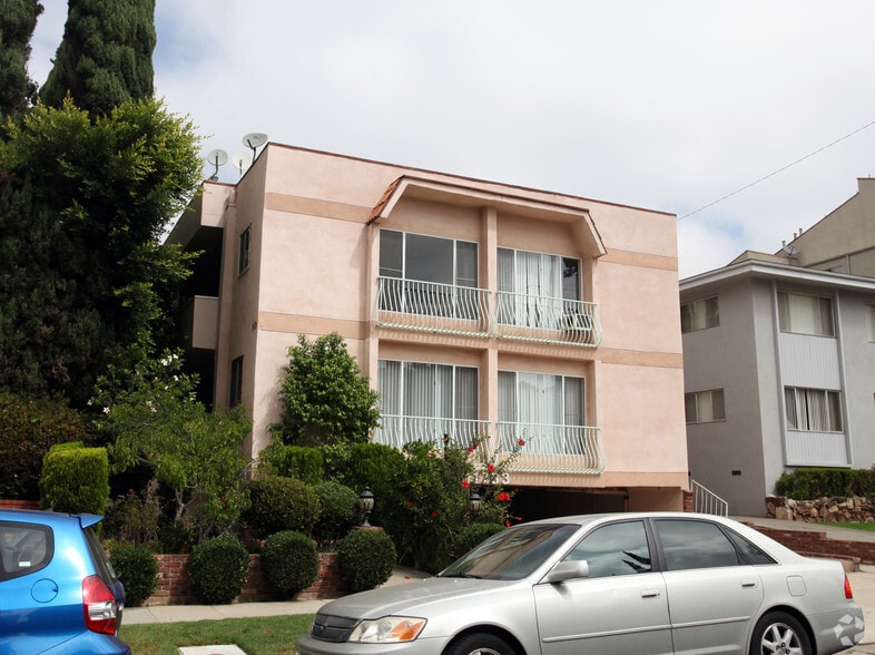 Building Photo - Jewel box in the heart of Brentwood. Walkers paradise. Extra large remodeled units with many amen...